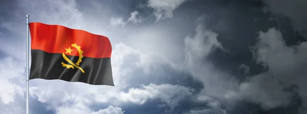 Angola Vlag Een Bewolkte Lucht Driedimensionale Rendering — Stockfoto