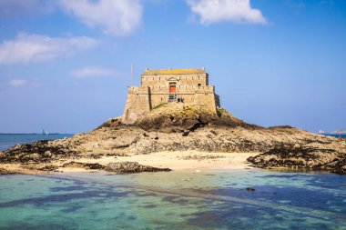 Fort du Petit Kalesi, Saint-Malo şehrindeki sahil ve deniz, Brittany, Fransa