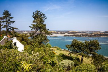 Chausey Adası manzarası ve Brittany, Fransa kıyıları