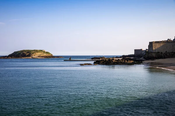 Klippor Strand Och Havsutsikt Från Saint Malo Befästningar Bretagne Frankrike — Stockfoto