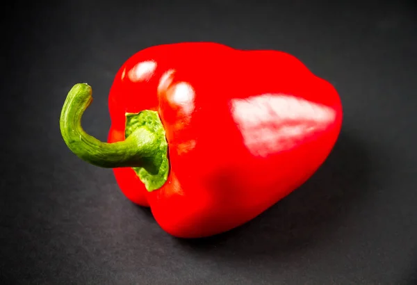 Φρέσκο Οργανικό Κόκκινο Bell Pepper Απομονωμένο Μαύρο Φόντο — Φωτογραφία Αρχείου