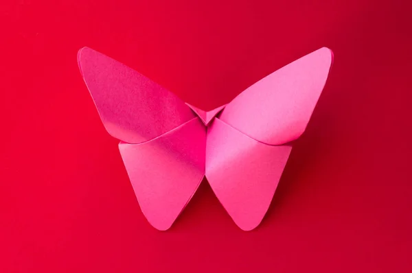 Рожевий Паперовий Метелик Орігамі Ізольований Порожньому Червоному Тлі — стокове фото