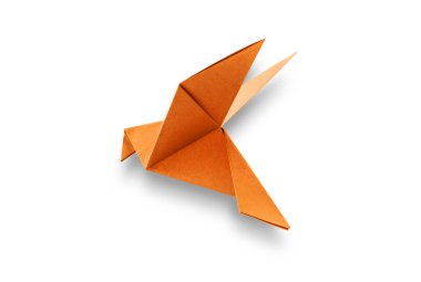Turuncu kağıt güvercin origamisi boş beyaz bir arkaplanda izole edildi.