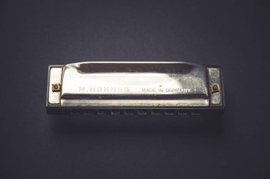 Paris - Fransa - 1 Mart 2022: Vintage M. Hohner armonica siyah arka planda izole edildi