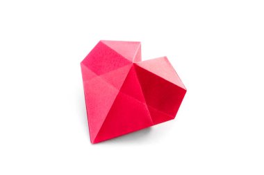 Kırmızı kağıt kalp origamisi beyaz bir arkaplanda izole edilmiş. Sevgililer Günü kartı