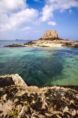 Fort du Petit Kalesi, Saint-Malo şehrindeki sahil ve deniz, Brittany, Fransa