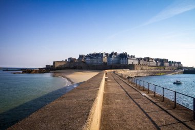 Brittany, Fransa 'daki deniz feneri iskelesinden Saint-Malo şehir manzarası