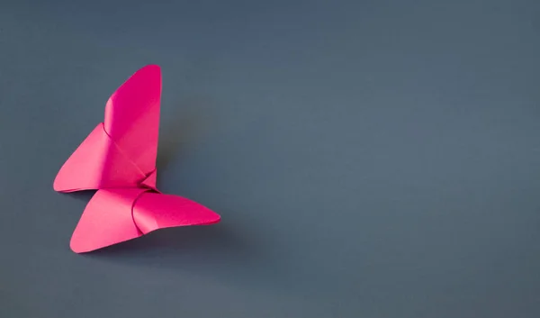 Рожевий Паперовий Метелик Орігамі Ізольований Порожньому Сірому Фоні — стокове фото