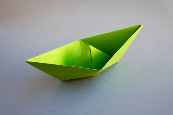 Grünes Papier Boot Origami Isoliert Auf Einem Leeren Grauen Hintergrund — Stockfoto
