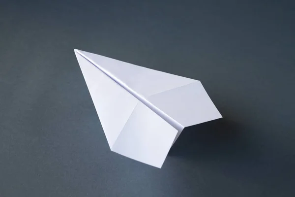 Papel Blanco Plano Origami Aislado Sobre Fondo Gris Blanco —  Fotos de Stock
