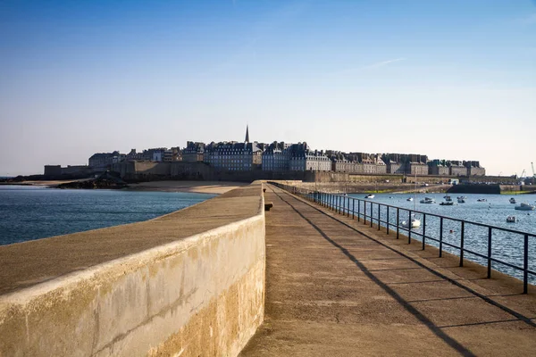 フランス ブルターニュの灯台桟橋からのサン マロ市の景色 — ストック写真