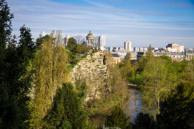 Yazın Buttes Chaumont Park manzarası, Paris, Fransa