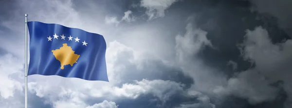 Bandeira Kosovo Céu Nublado Renderização Tridimensional — Fotografia de Stock