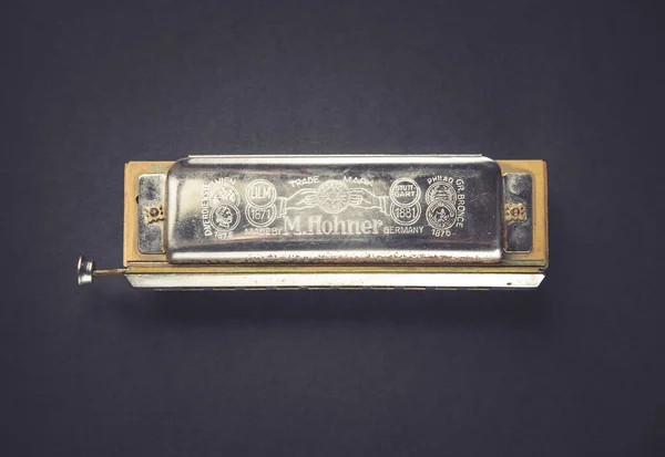 Παρίσι Γαλλία Μαρτίου 2022 Vintage Hohner Harmonica Απομονωμένη Μαύρο Φόντο — Φωτογραφία Αρχείου