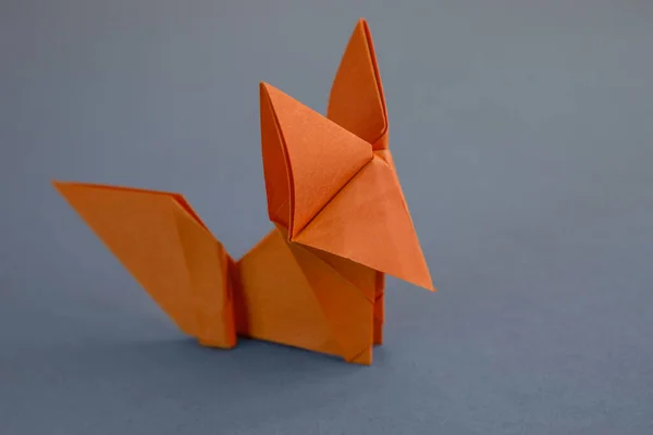 Oranje Papieren Vos Origami Geïsoleerd Een Blanco Grijze Achtergrond — Stockfoto
