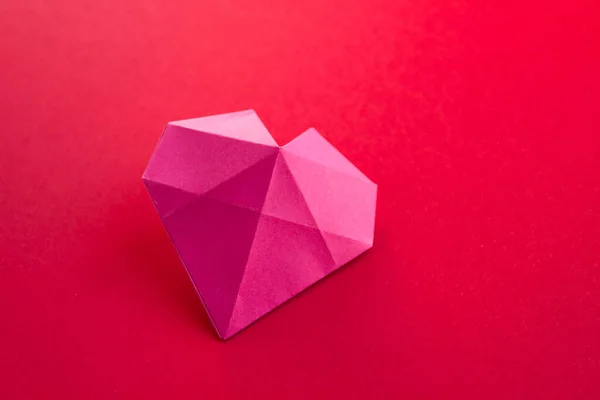 Origami Corazón Papel Rosa Aislado Sobre Fondo Rojo Blanco Tarjeta —  Fotos de Stock