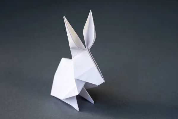 Papel Blanco Origami Conejo Aislado Sobre Fondo Gris Blanco — Foto de Stock