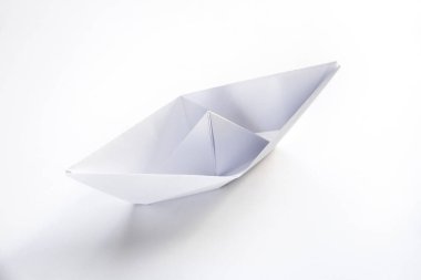 Kağıt tekne origamisi boş bir arkaplanda izole edildi.
