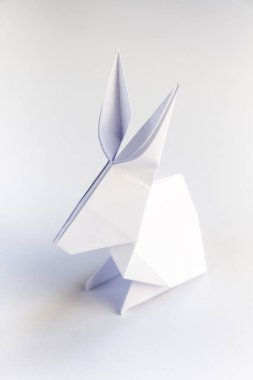 Kağıt tavşan origamisi beyaz bir arkaplanda izole edilmiş..