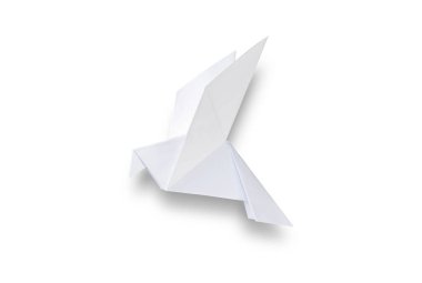 Kağıt güvercin origamisi boş beyaz bir arkaplanda izole edildi.
