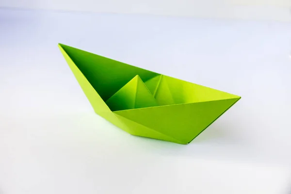 Grünes Papierboot Origami Isoliert Auf Weißem Hintergrund — Stockfoto