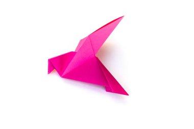Pembe kağıt güvercin origamisi boş beyaz bir arkaplanda izole edildi.