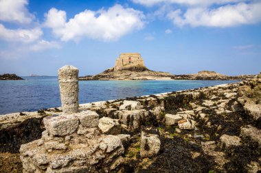Fort du Petit Kalesi, Saint-Malo şehrindeki sahil ve deniz, Brittany, Fransa