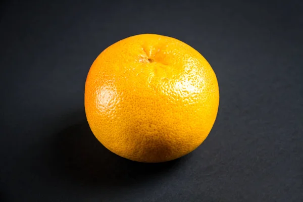 Pamplemousse Orange Isolé Sur Fond Noir — Photo