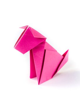 Pembe kağıt köpek origamisi boş beyaz bir arkaplanda izole edildi.