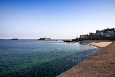 Saint-Malo şehir tahkimatlarından uçurumlar, sahil ve deniz manzarası, Brittany, Fransa
