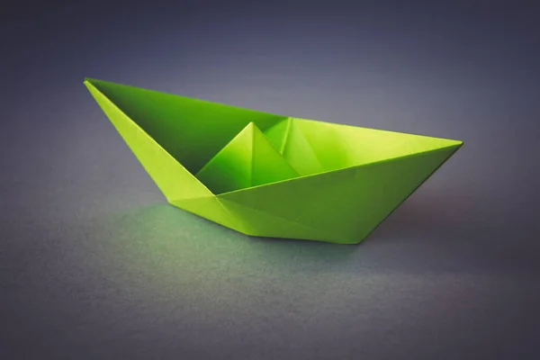 Carta Verde Barca Origami Isolato Uno Sfondo Grigio Bianco — Foto Stock