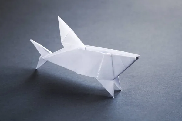 Papel Blanco Origami Tiburón Aislado Sobre Fondo Gris Blanco — Foto de Stock