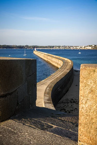 Vuurtoren Saint Malo Uitzicht Zee Pier Vanuit Vestingwerken Van Stad — Stockfoto