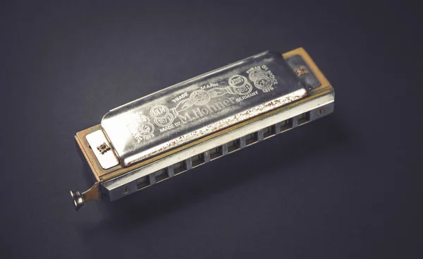 Paříž Francie Března 2022 Ročník Hohner Harmonika Izolované Černém Pozadí — Stock fotografie