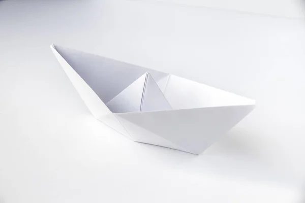 白地に孤立した紙舟折り紙 — ストック写真