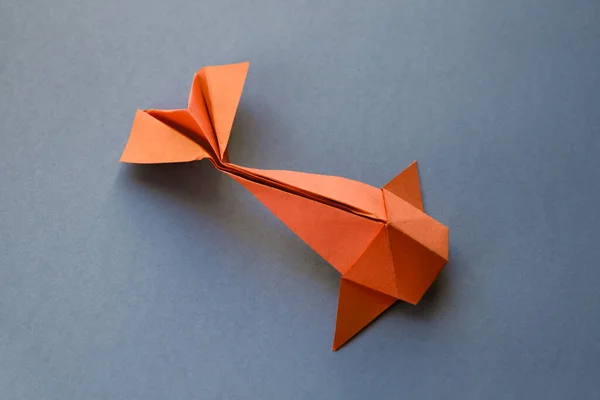 Origami Poisson Papier Orange Isolé Sur Fond Blanc Gris — Photo