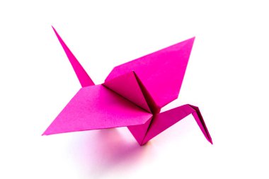 Pembe kağıt turna origamisi boş beyaz bir arkaplanda izole edildi.