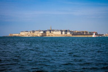 Saint-Malo şehri ve deniz feneri manzarası, Britanya, Fransa