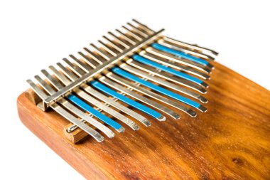 Geleneksel tahta kalimba beyaz arkaplanda izole edildi