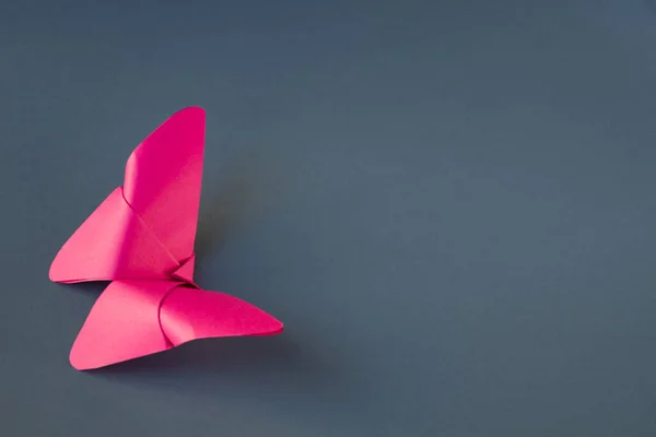 Origami Mariposa Papel Rosa Aislado Sobre Fondo Gris Blanco —  Fotos de Stock