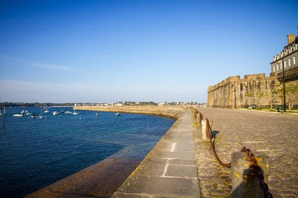 Vuurtoren Saint Malo Uitzicht Zee Pier Vanuit Vestingwerken Van Stad — Stockfoto