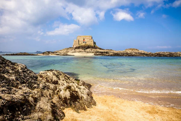 Fort du Petit Kalesi, Saint-Malo şehrindeki sahil ve deniz, Brittany, Fransa