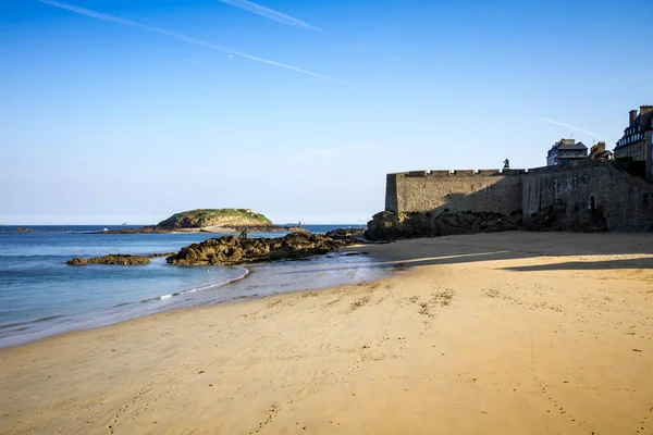 Acantilados Playa Vistas Mar Desde Las Fortificaciones Ciudad Saint Malo —  Fotos de Stock