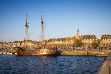Saint-Malo limanındaki eski korsan gemisi gün batımında, Brittany, Fransa