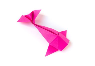 Pembe kağıt balığının origamisi beyaz bir arkaplanda izole edilmiş.