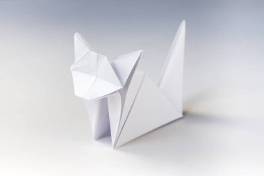Kağıt kedisi origamisi boş beyaz bir arkaplanda izole edildi.