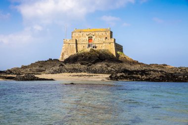 Fort du Petit Kalesi, Saint-Malo şehrindeki sahil ve deniz, Brittany, Fransa