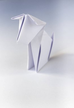 Kağıt köpek origamisi boş bir arkaplanda izole edildi.