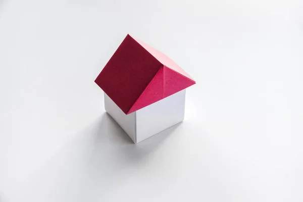 Bianco Rosso Origami Casa Carta Isolato Sfondo Bianco — Foto Stock