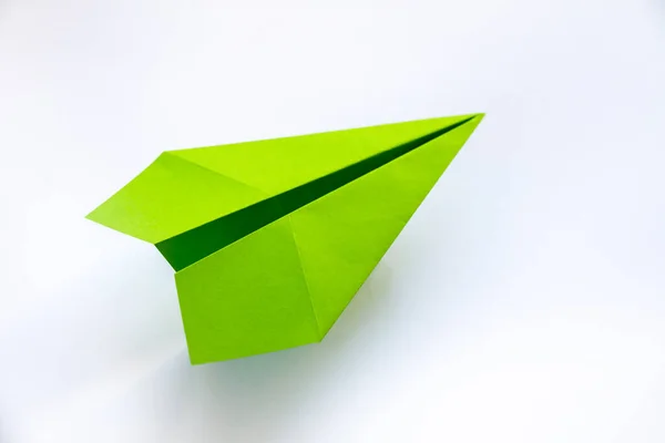 Groen Papier Vliegtuig Origami Geïsoleerd Een Witte Achtergrond — Stockfoto